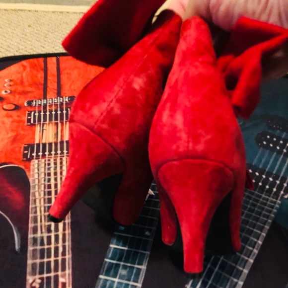Fabulous Bijou Red Suede Bow Heels! - Picture 12 of 14